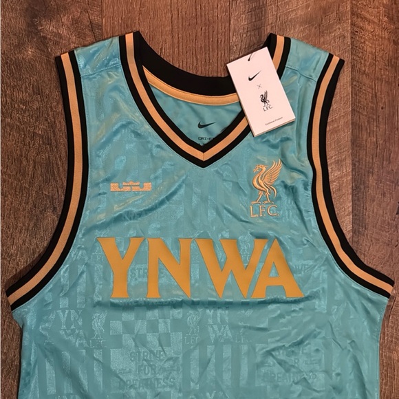 Nike Liverpool x LeBron Jersey - Picture 3 of 4